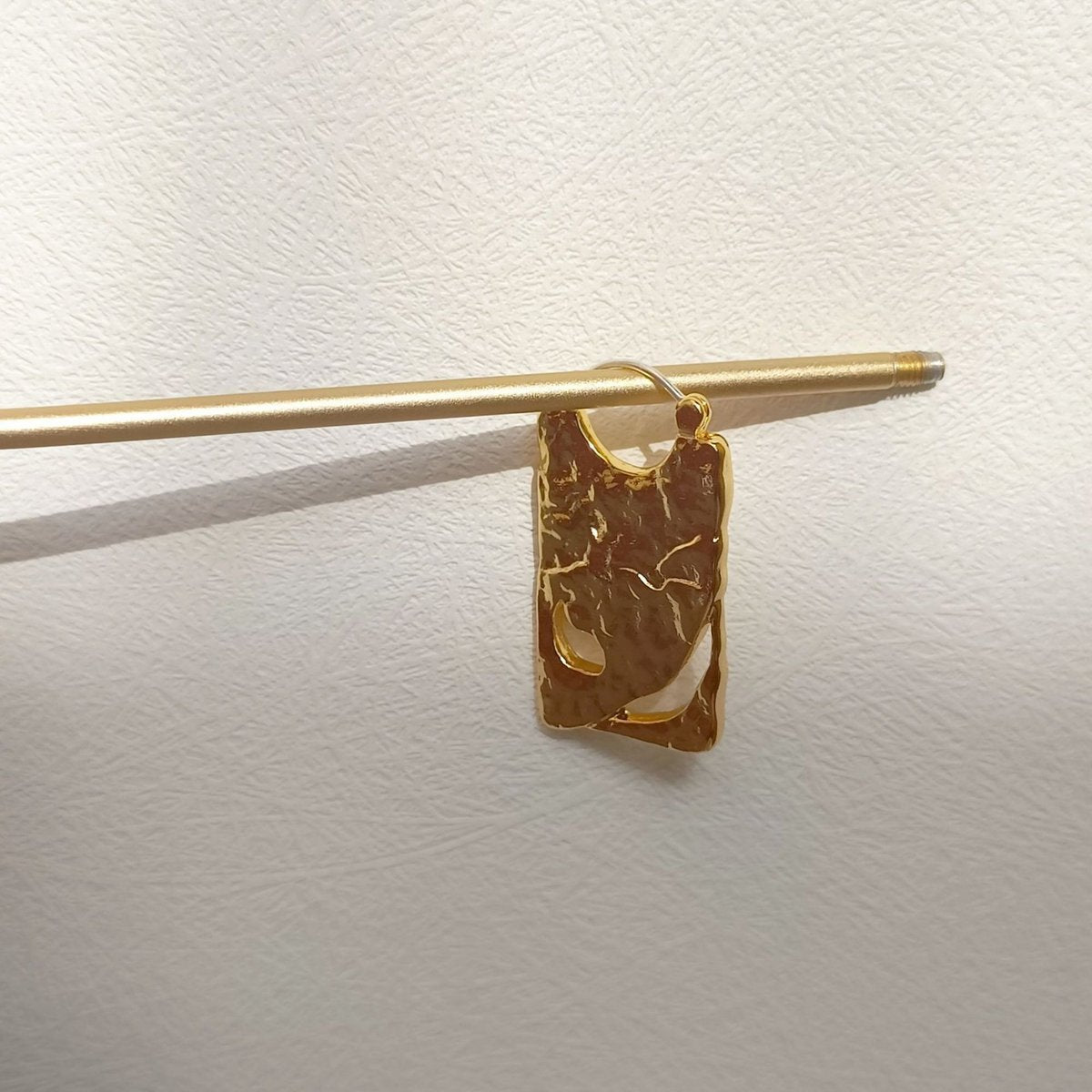Einzigartiges Design Golden Board Drop Ohrringe – Gold und Silber
