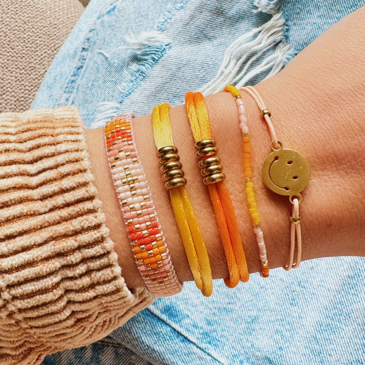 Elastisches Armband mit Smiley – gelb/gold