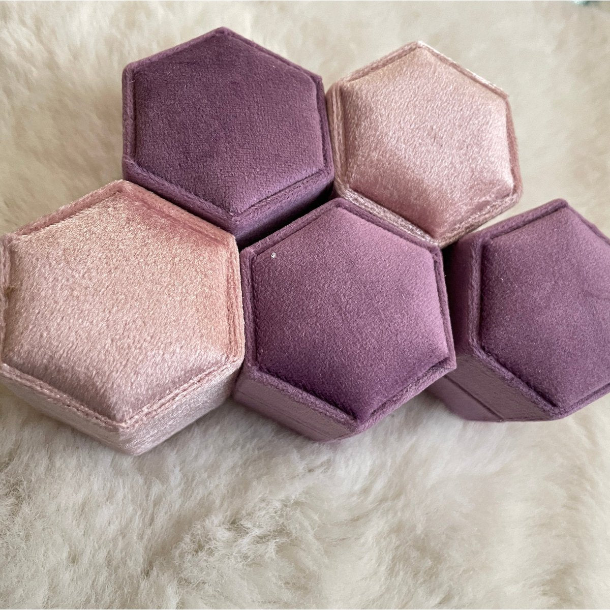 Vintage-inspirierte Hexagon Ehering-Box aus Samt-pinky Farben