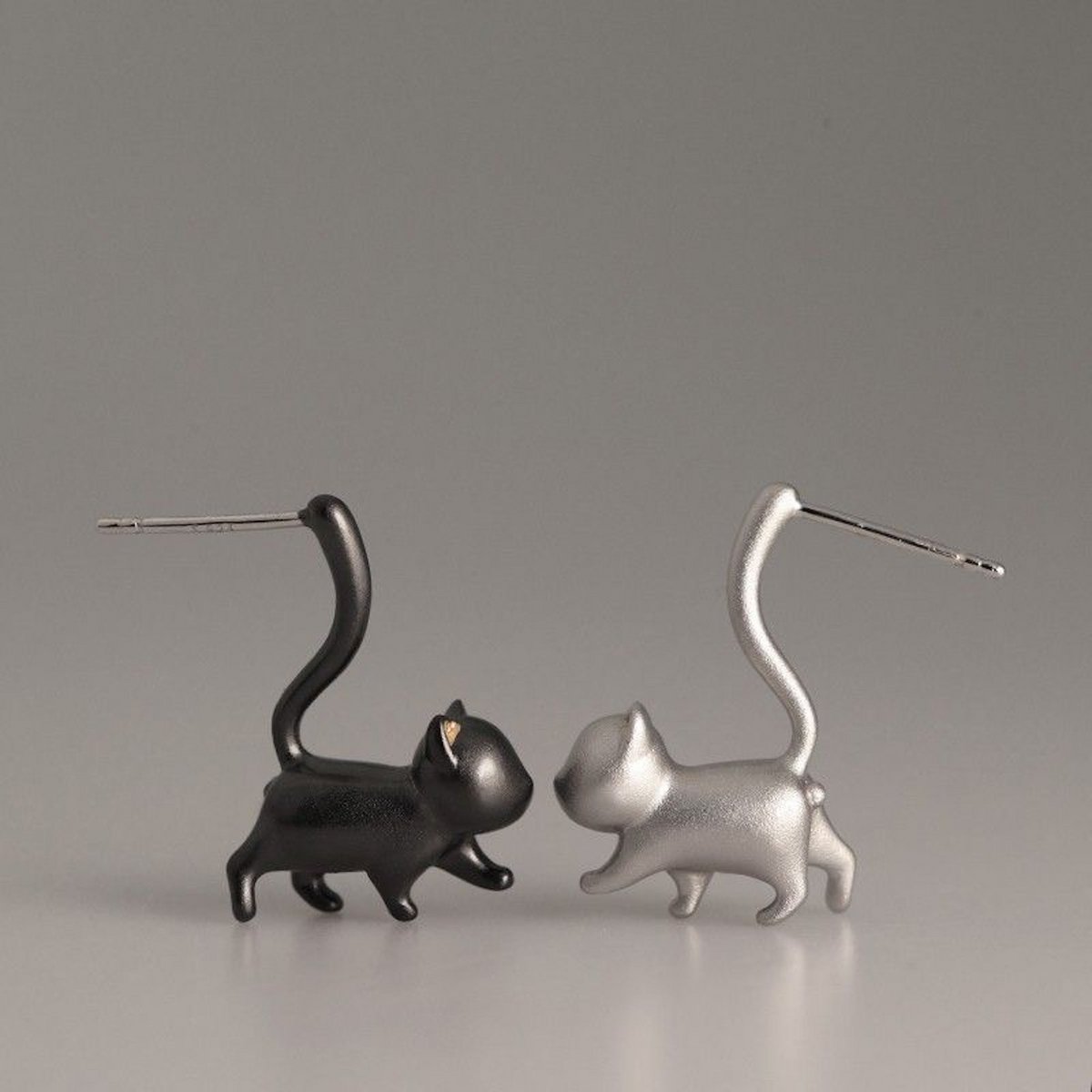 Einzigartiges Design, niedliches Katzendesign, verspielte Ohrstecker – Silber und Schwarz