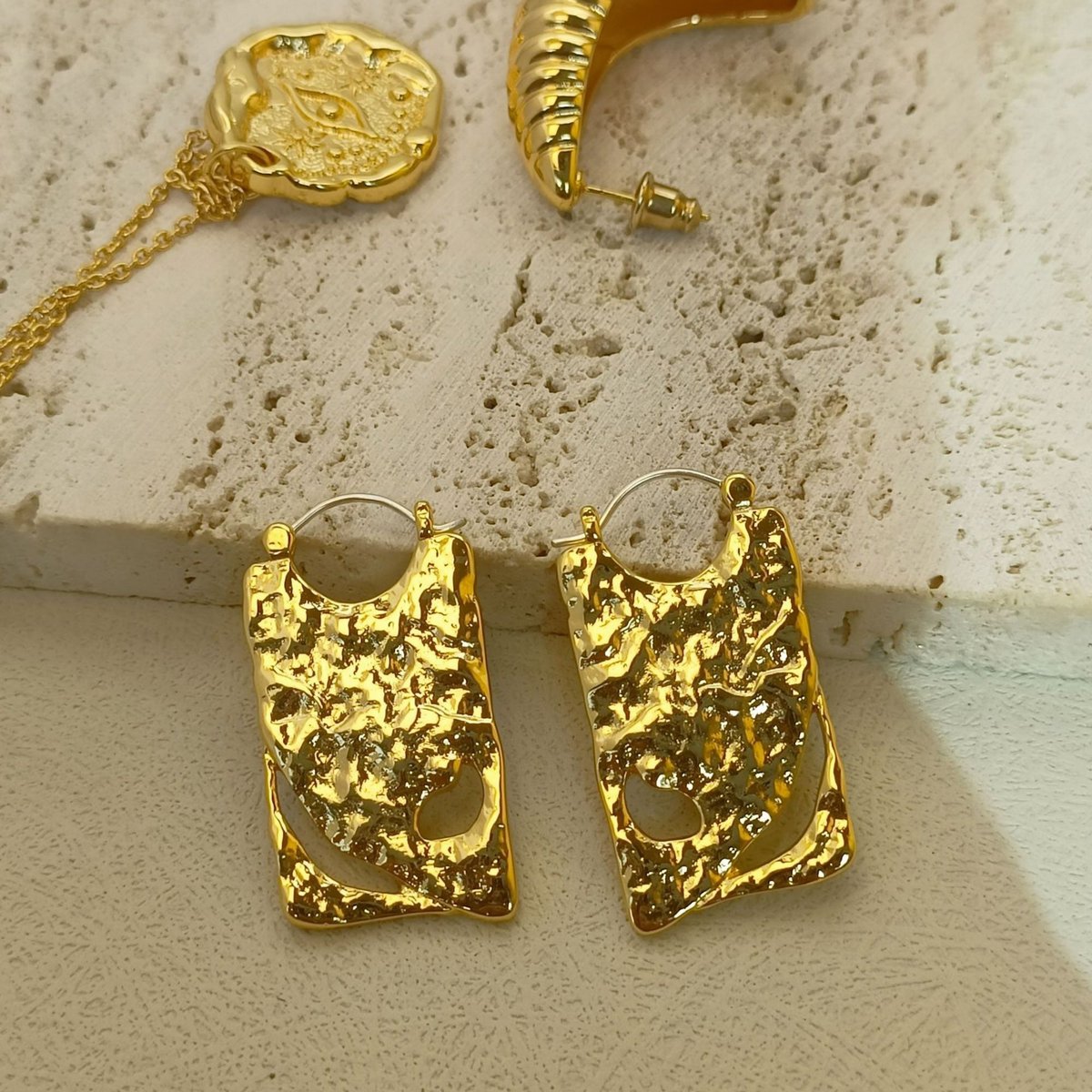 Einzigartiges Design Golden Board Drop Ohrringe – Gold und Silber