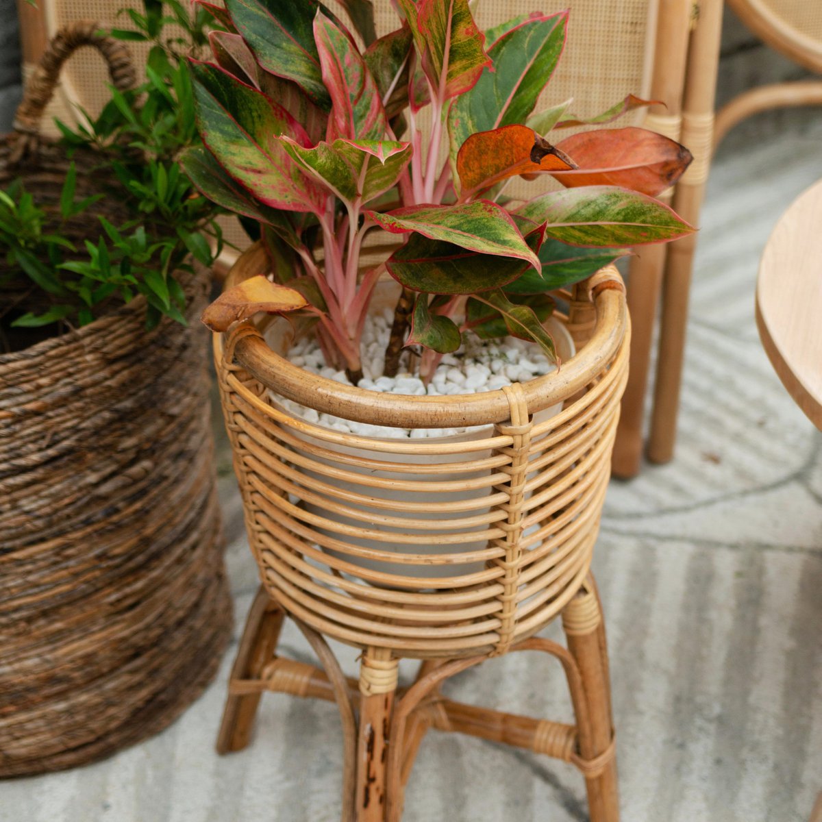 Rattan-Pflanzenständer rund – Boho-Pflanzgefäß – Rattan-Pflanzkorb – natürlicher Blumenständer für Töpfe bis Ø20 cm AKARA