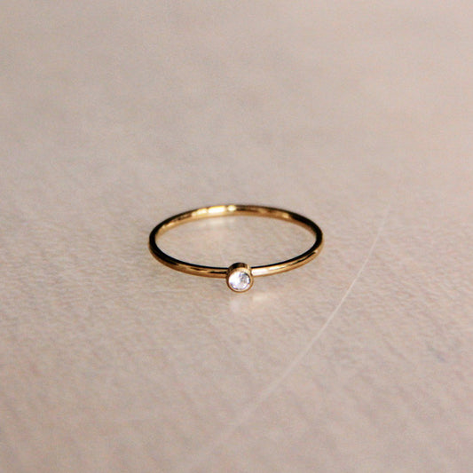 Minimalistischer Ring aus Stahl mit Mini-Zirkonia – goldfarben