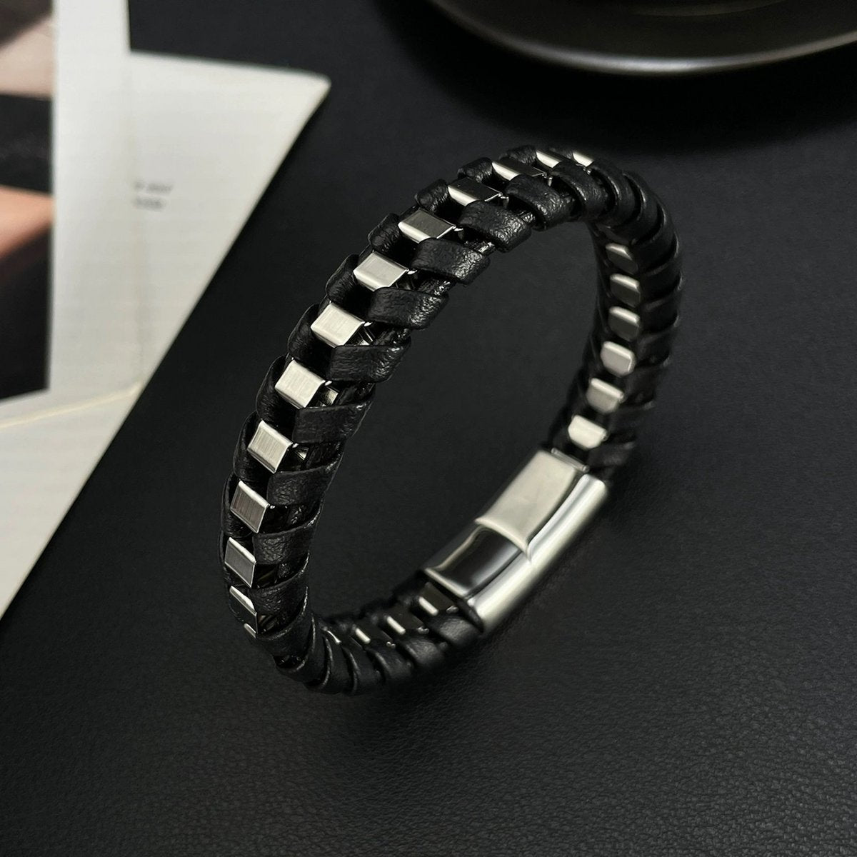 Grobes Herrenarmband aus geflochtenem Leder und Stahl