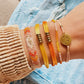 Elastisches Armband mit Smiley – Pfirsich/Gold