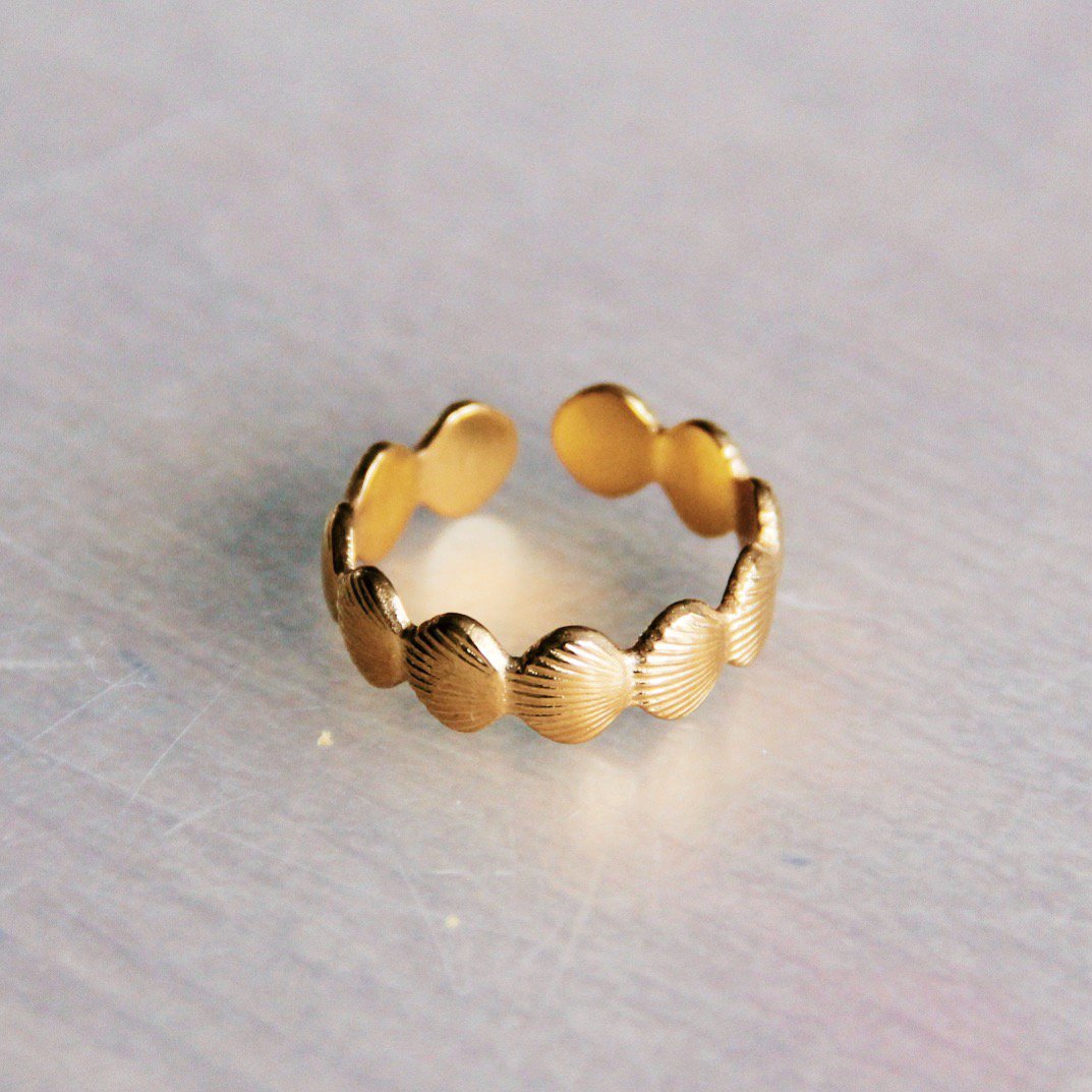 Verstellbarer Ring aus Edelstahl mit Muscheln – Gold