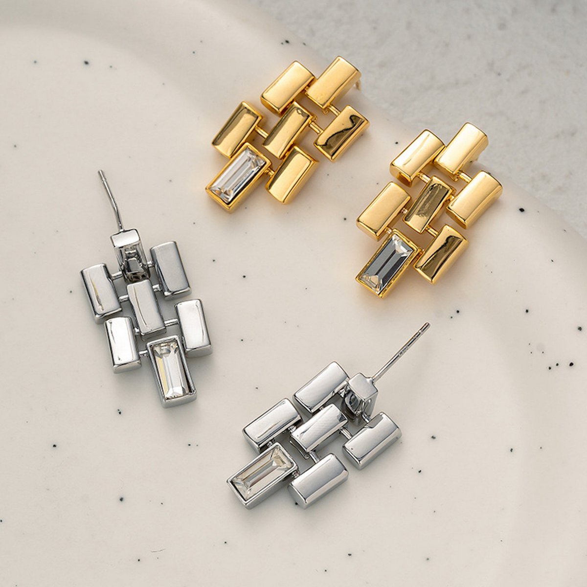 Klobige Ohrstecker mit Blumenfalten – Herzstein – Gold und Silber