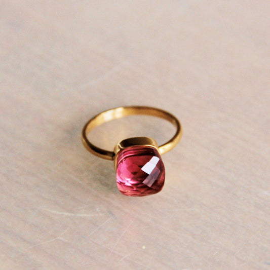 Edelstahlring mit quadratischem Kristallstein – Magenta/Gold