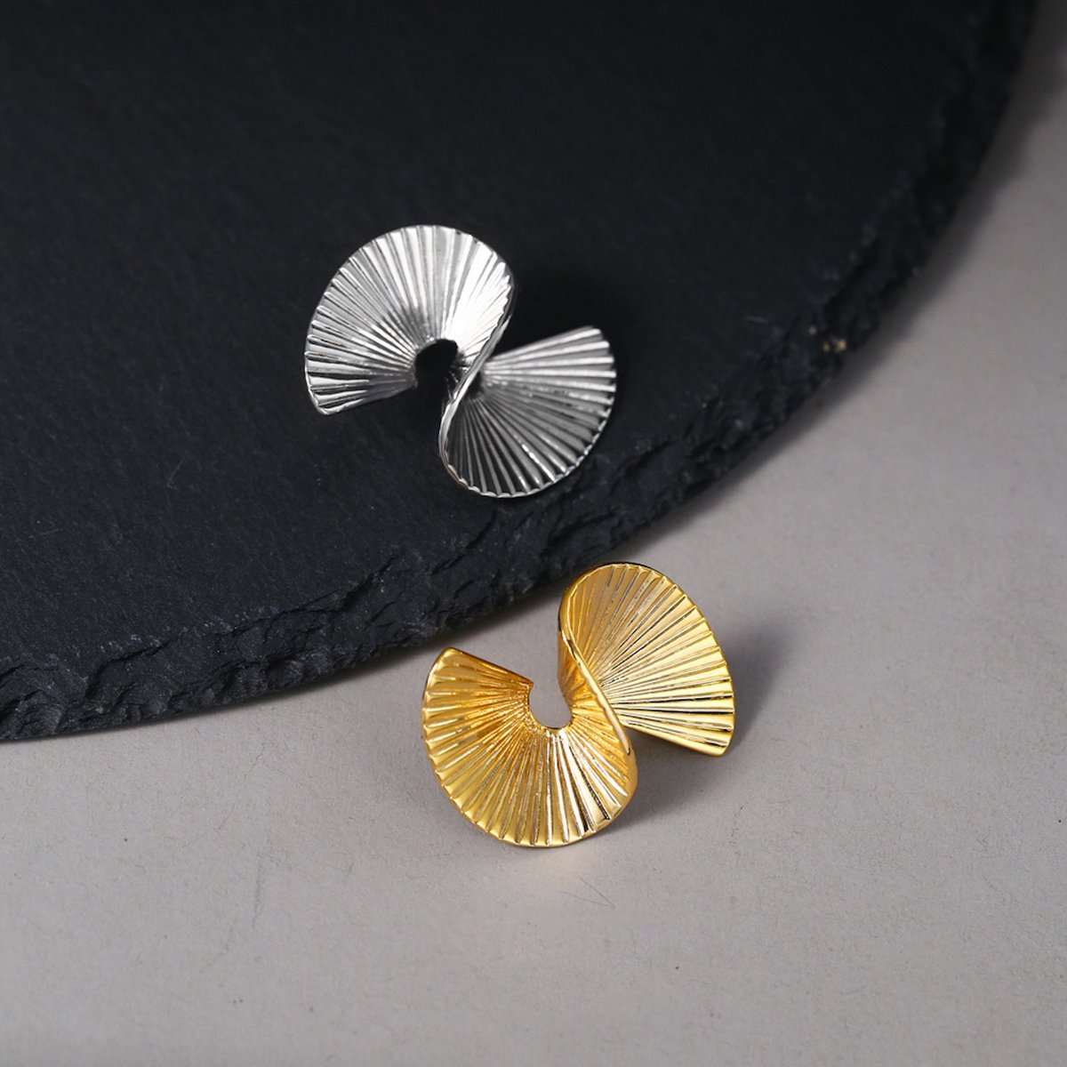 Einzigartiges Design, fließende, fächerförmige, geometrische Ohrringe – Gold und Silber