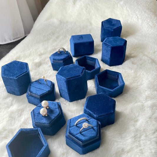 Vintage-inspirierter Hexagon-Ehering aus Samt in grünen Farben