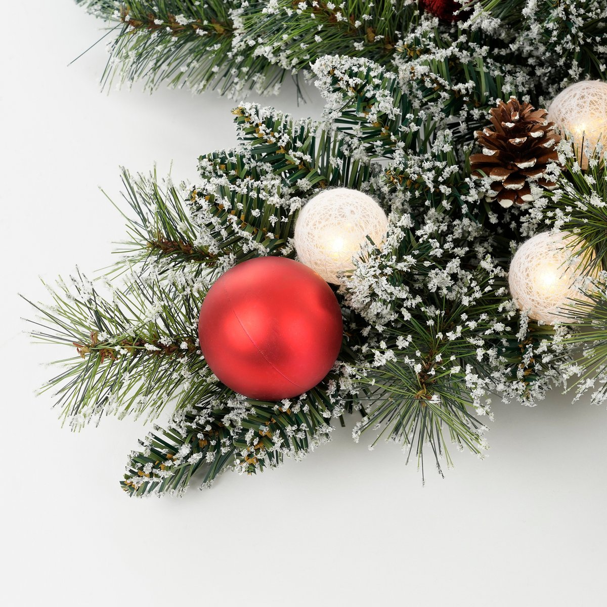 Kaprun Weihnachtskranz Stern mit warmweißer LED-Beleuchtung – Ø60 cm – Grün gefrostet, Rot