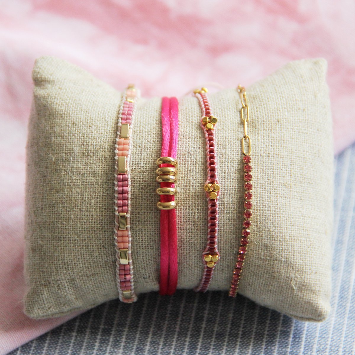 SS113 – Satinarmband mit Ringen – Fuchsia/Gold