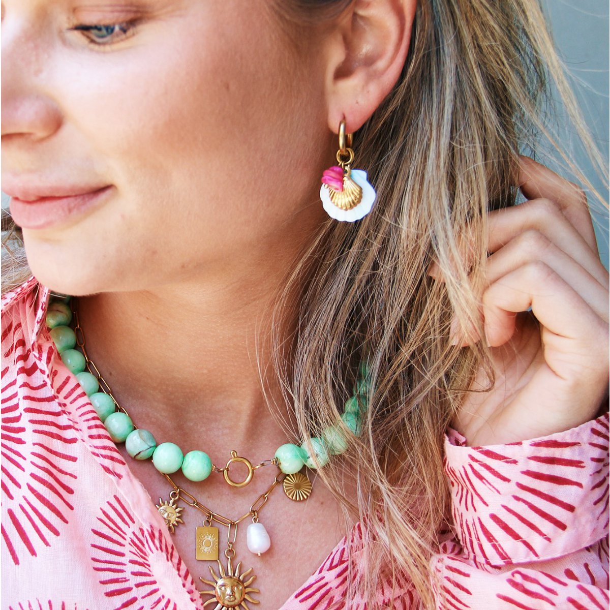 Ohrringe mit Muscheln und Chip -Edelsteinen - hellblau/fuchsia