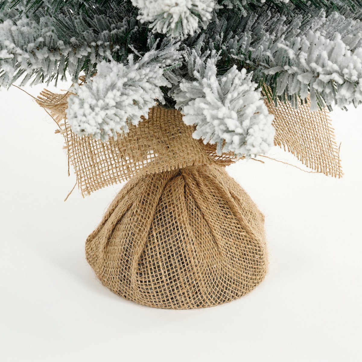 Schmaler künstlicher Weihnachtsbaum von Gerlos aus Jute – H75 x Ø36 cm – Grün gefrostet