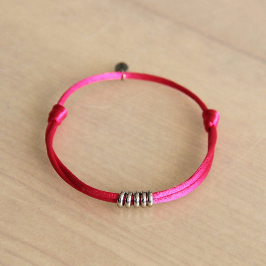 LC123: Satinarmband mit Ringen – Fuchsia/Silber