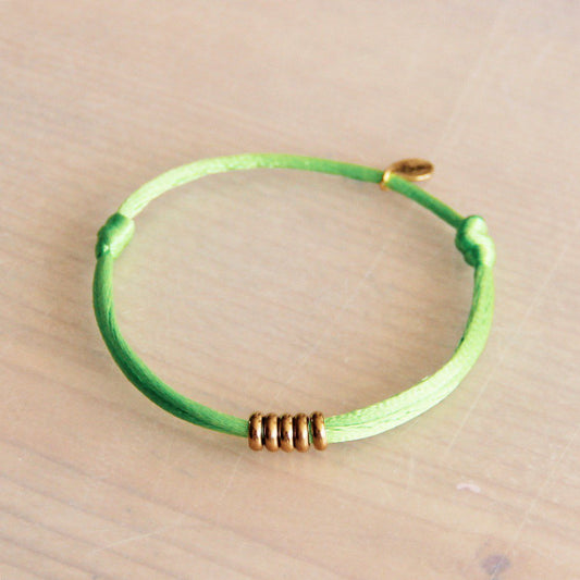 Satinarmband mit Ringen – grün/gold