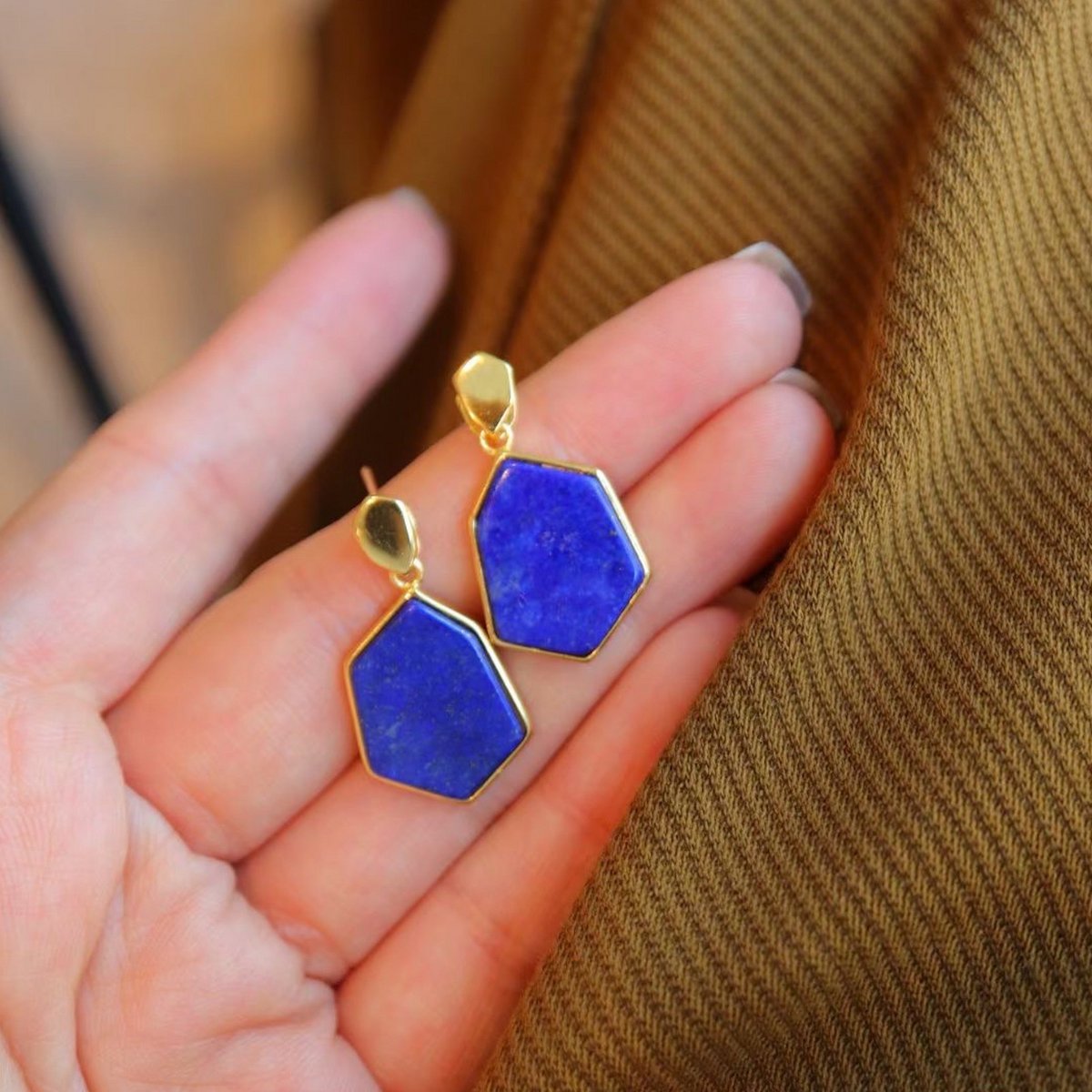 Vintage-inspirierte natürliche ozeanblaue Lapislazuli-Sechseckohrringe - Vermeil-Gold - AAAA-Qualität