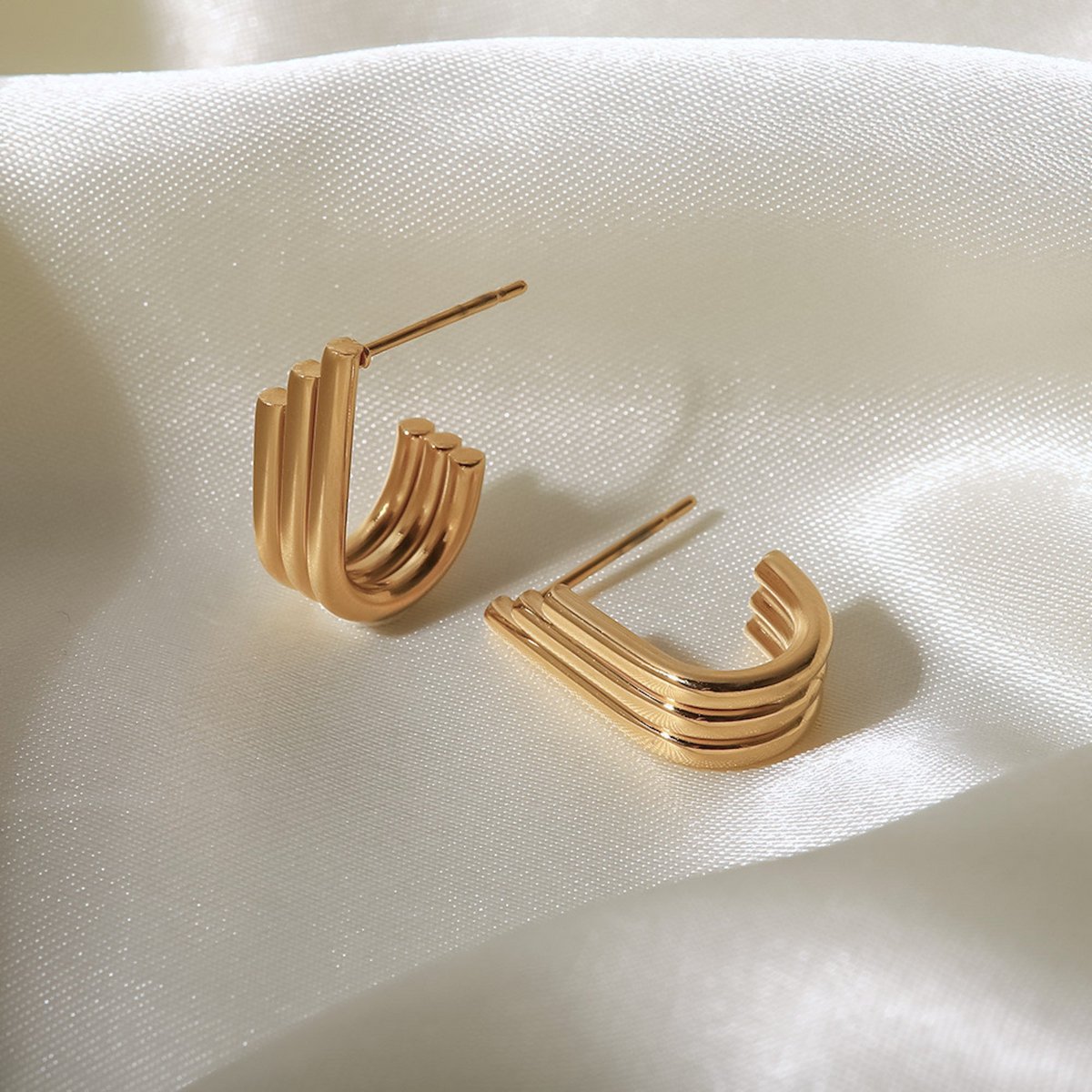 Einzigartiges Design, minimalistische U-förmige Gold-Ohrstecker