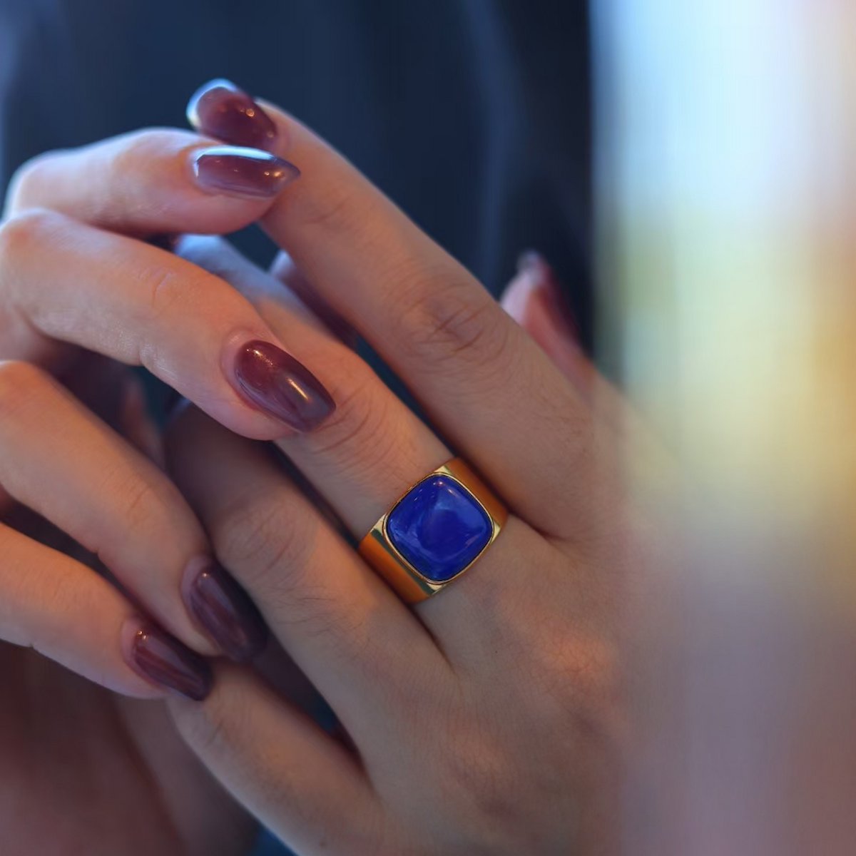 Ring mit quadratischem Edelstein im auffälligen Look – echter Lapislazuli – verstellbar