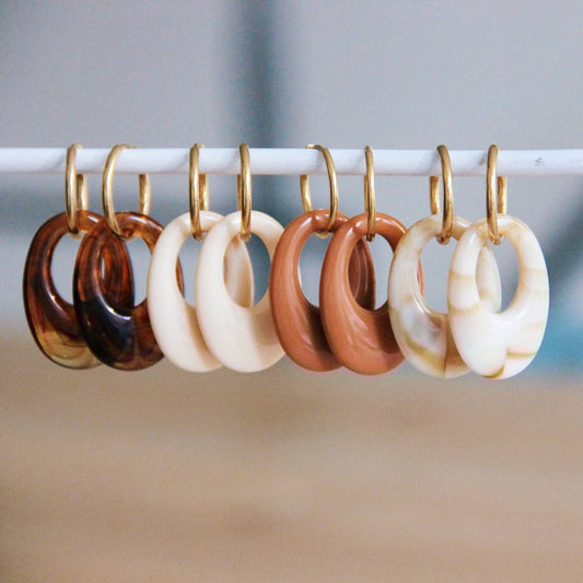 SO708: Edelstahl-Ohrring mit Harztropfen – gemischt/gold