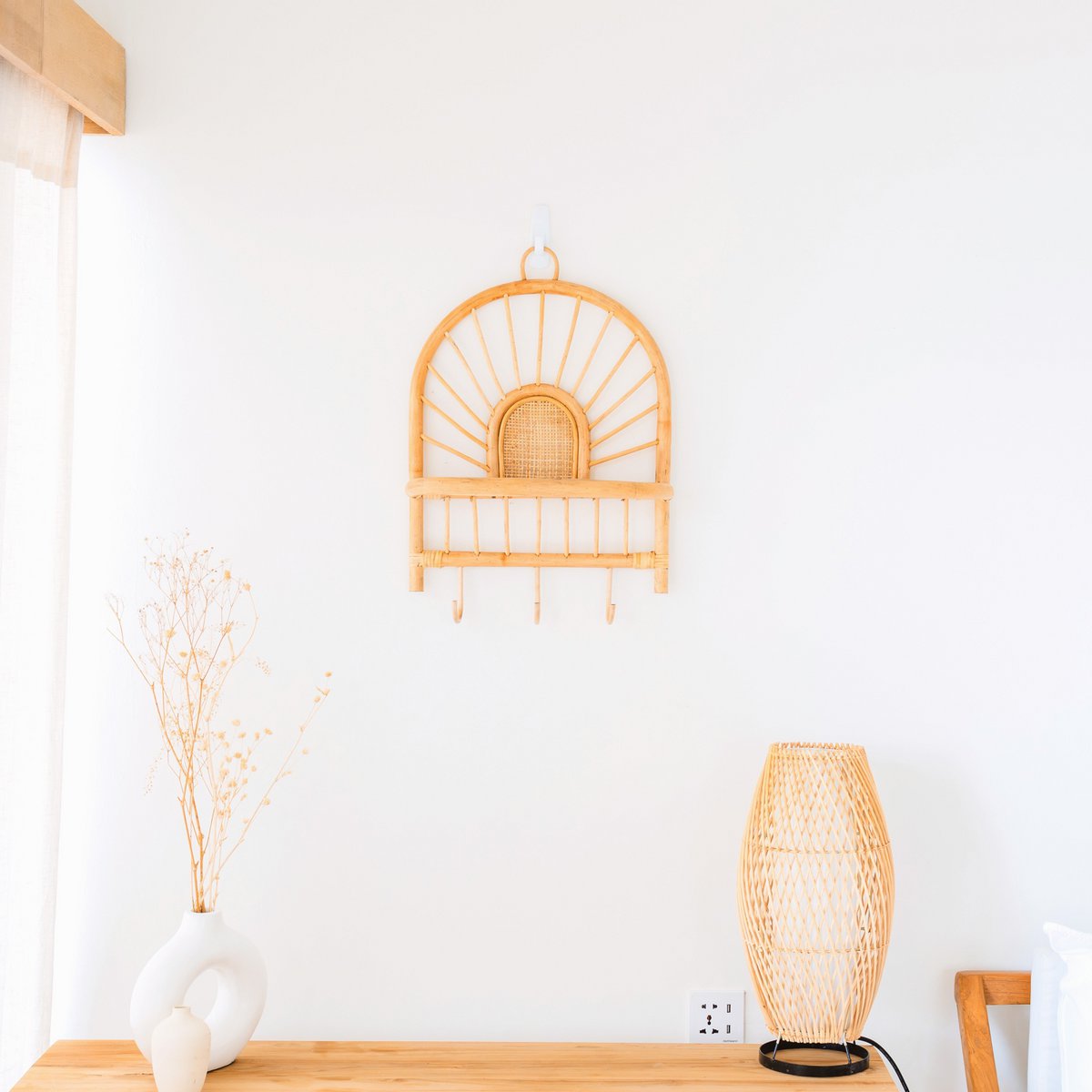 Rattan-Wandregal – Kleines Boho-Wandregal – Hängendes Rattan-Regal – Kleider- oder Schlüsselhaken – Handgefertigtes Regal aus Rattan (41 x 53 cm) BANTEN