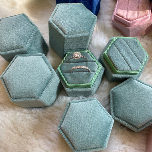 Vintage-inspirierter Hexagon-Ehering aus Samt in grünen Farben