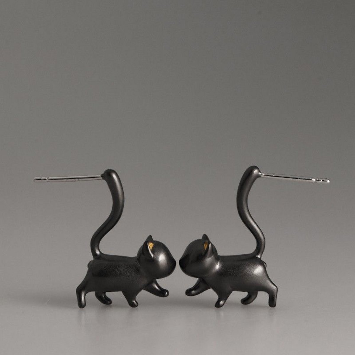 Einzigartiges Design, niedliches Katzendesign, verspielte Ohrstecker – Silber und Schwarz