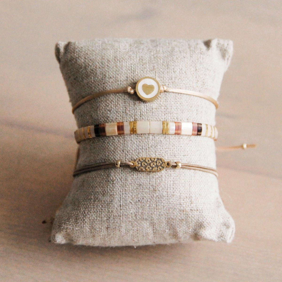 FW118 - Seidenfadenarmband mit Herzperle - Champagner / Goldfarbe